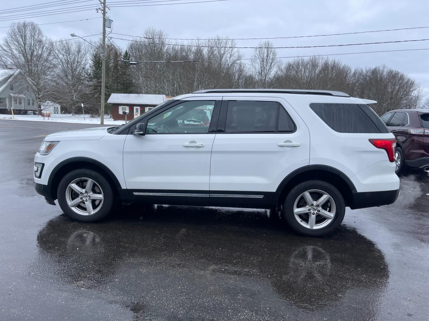 2017 White /Black Ford Explorer XLT 4WD (1FM5K8DH4HG) with an 2.3L I4 DOHC 16V Turbo engine, 6A transmission, located at 547 E. Main St., Orwell, OH, 44076, (440) 437-5893, 41.535435, -80.847855 - Photo#14